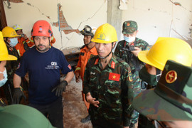 Bộ đội Việt Nam giải cứu nạn nhân sống sót sau 5 ngày động đất ở Myanmar