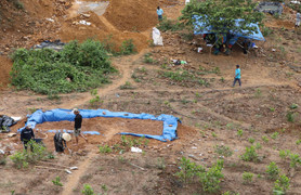 Thủ phủ vàng Bồng Miêu đóng cửa mỏ, 'vàng tặc' vẫn cày xới tan hoang