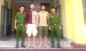 Công an Quảng Ngãi giúp 2 du khách Pháp tìm đồ thất lạc trên xe tải