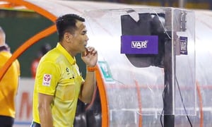 Thổi phạt đền 'ma', trọng tài FIFA bị kỷ luật