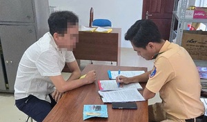 Tài xế xe biển xanh vượt đèn đỏ ở Bình Dương bị phạt 20 triệu, trừ 4 điểm GPLX