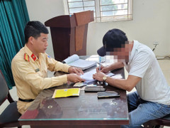 Tài xế cố tình lái ô tô tạt đầu, chèn ép xe máy bị phạt gần 6 triệu đồng