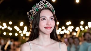 Hoa hậu Thùy Tiên bị tạm hoãn xuất cảnh