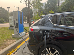 Trạm sạc phủ sóng từng góc phố, xe điện 'cất cánh'