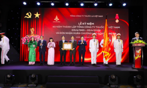 Vinataba đón nhận Huân chương Lao động hạng Ba