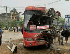 Ô tô khách tông xe đầu kéo ở Tuyên Quang, nhiều người văng ra ngoài