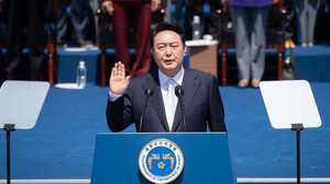 Ông Yoon Suk-yeol vẫn ở dinh tổng thống sau khi bị bãi nhiệm