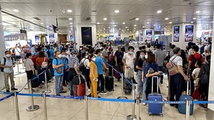 Giá vé máy bay dịp lễ 30/4-1/5 cao vút, nhiều chặng hết vé