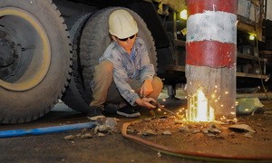 Xuyên đêm di dời loạt cột điện án ngữ tại dự án trọng điểm TP.HCM