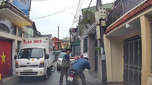 Đỗ xe chắn hết đường đi, tài xế còn cầm hung khí đánh người khi bị nhắc nhở