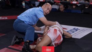 Sút vào tay đối thủ, nữ võ sĩ gãy chân