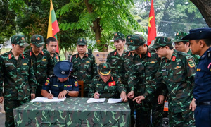 Bộ đội Việt Nam tặng trang thiết bị, vật tư cứu hộ cho Myanmar