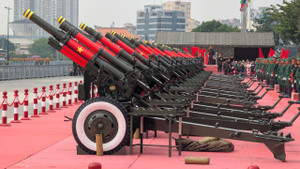 Cận cảnh đại bác khai hỏa trong buổi diễn tập tại bến Bạch Đằng, TP.HCM