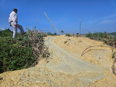 Xuất hiện vết nứt lạ, phun trào bùn nước ở Phú Yên