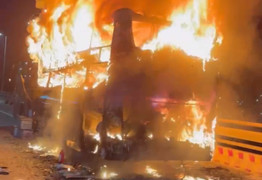 Xe khách bốc cháy ngùn ngụt trên cầu Trà Khúc 2 ở Quảng Ngãi