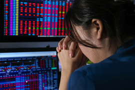 Hơn 500 mã giảm, VN-Index 'bốc hơi' gần 80 điểm 