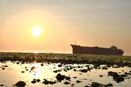 Cận cảnh ‘con tàu ma’ dài gần 80m mắc cạn ở Ninh Thuận 