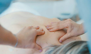 Chàng trai 26 tuổi bị liệt nửa người sau khi đi massage cổ vai gáy