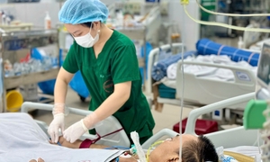 Đề xuất tăng gấp 3 lần phụ cấp mổ, tiền trực cho nhân viên y tế