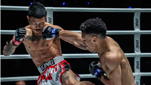 Võ sĩ châu Phi đấm gục 'thợ săn tiền thưởng' Thái Lan ngay hiệp 1