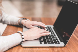 Tan làm sớm 1 phút, cô gái bị đuổi việc