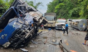 Tai nạn liên hoàn trên đèo Bảo Lộc, hoá chất tràn khắp mặt đường