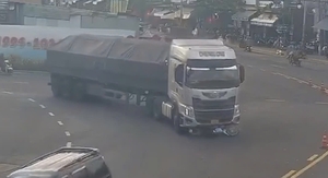 Người đàn ông thoát chết diệu kỳ khi bị xe đầu kéo cuốn vào gầm