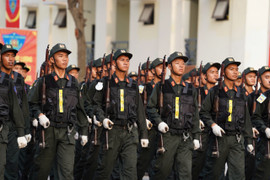 Hơn 2.000 chiến sĩ tập luyện dưới nắng gắt chuẩn bị cho đại lễ 30/4