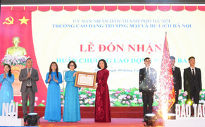 Cao đẳng Thương mại và Du lịch Hà Nội nhận Huân chương Lao động hạng Ba