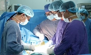 Hai bệnh nhân suy thận hồi sinh nhờ ghép tạng từ người hiến chết não