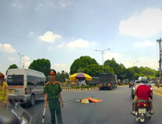 Chồng bị thương ôm thi thể vợ gào khóc sau vụ tai nạn với xe đầu kéo ở Đắk Lắk