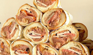 Hội chị em rủ nhau ‘xách tay’ bánh mì đắt nhất TP.HCM