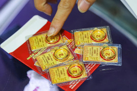 Giá vàng rơi tự do, người mua 'đu đỉnh' lỗ hơn 5 triệu đồng/lượng sau 6 ngày