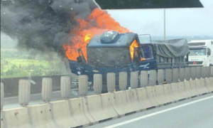 Xe tải cháy dữ dội trên cao tốc TP.HCM - Long Thành, kẹt xe kéo dài