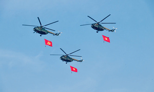 Phi đội trực thăng mang cờ Tổ quốc bay trên bầu trời Đồng Nai