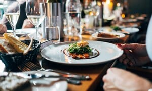 Thủ đoạn báo mất thẻ căn cước rồi làm lại giúp 2 cha con ăn quỵt 100 nhà hàng