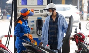 Giá xăng giảm hơn 1.700 đồng, xuống sát mốc 19.000 đồng/lít