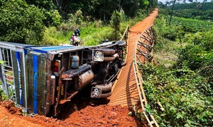 Xe tải làm sập cầu treo ở Lâm Đồng