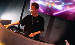 DJ Ximer xin lỗi, bị đình chỉ sau vụ việc nghi bạo hành vợ mới sinh