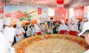Nam Ngư chiêu đãi bà con bánh xèo khổng lồ tại lễ hội bánh lớn ở Miền Tây