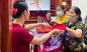 Giá vàng đảo chiều giảm chóng mặt, người dân gấp gáp bán vẫn không kịp chốt lời