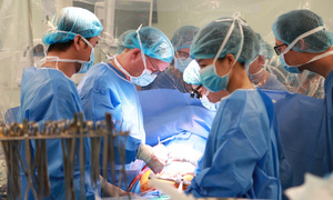 Việt Nam lần đầu ghép tim nhân tạo bán phần