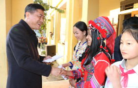 Giám đốc Sở GD-ĐT Nghệ An trao quà Tết cho giáo viên, học sinh vùng khó khăn