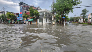 Mưa lớn gây ngập úng nhiều tuyến đường tại Điện Biên