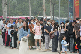 Bảo tàng Lịch sử Quân sự bán vé, hàng dài du khách chờ tới lượt mua