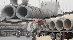 Xử lý loạt tài xế xe tải chở hàng cồng kềnh sau phản ánh của VTC News