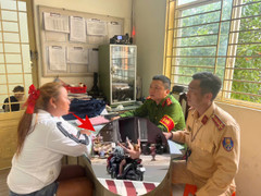 Lái xe như diễn xiếc trên đường phố, cô gái nói mình mắc bệnh tâm thần