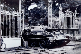 Đi tìm hai người lính bộ binh trong bức ảnh xe tăng tiến vào Dinh Độc Lập
