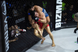 Tặng quà khiêu khích đối thủ, 2 kiện tướng kickboxing thảm bại sau 54 giây