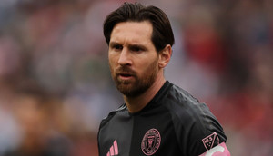 Messi 2 lần sút dội xà trong trận cầu lịch sử